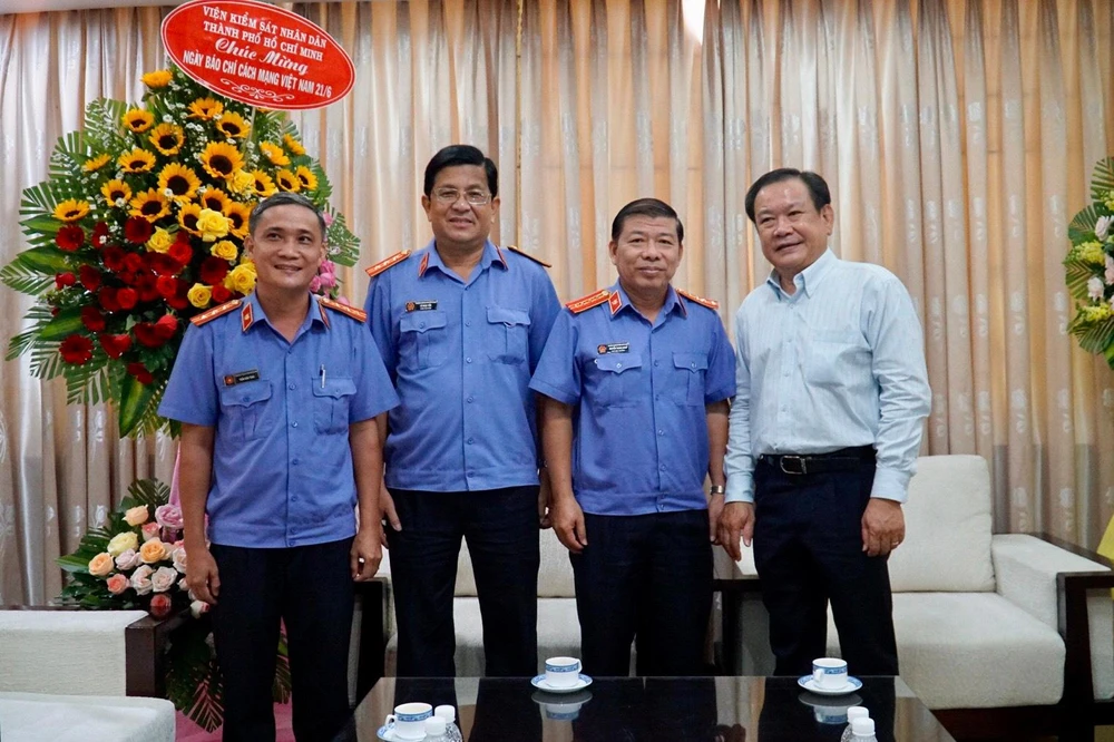 Phó Viện trưởng VKS TP.HCM Nguyễn Thanh Sang cùng đoàn đến thăm Báo Pháp Luật TP.HCM. Ảnh: BẢO PHƯƠNG Đại diện Văn phòng Chính phủ đến thăm báo Pháp Luật TP.HCM. Ảnh: TRƯỜNG GIANG