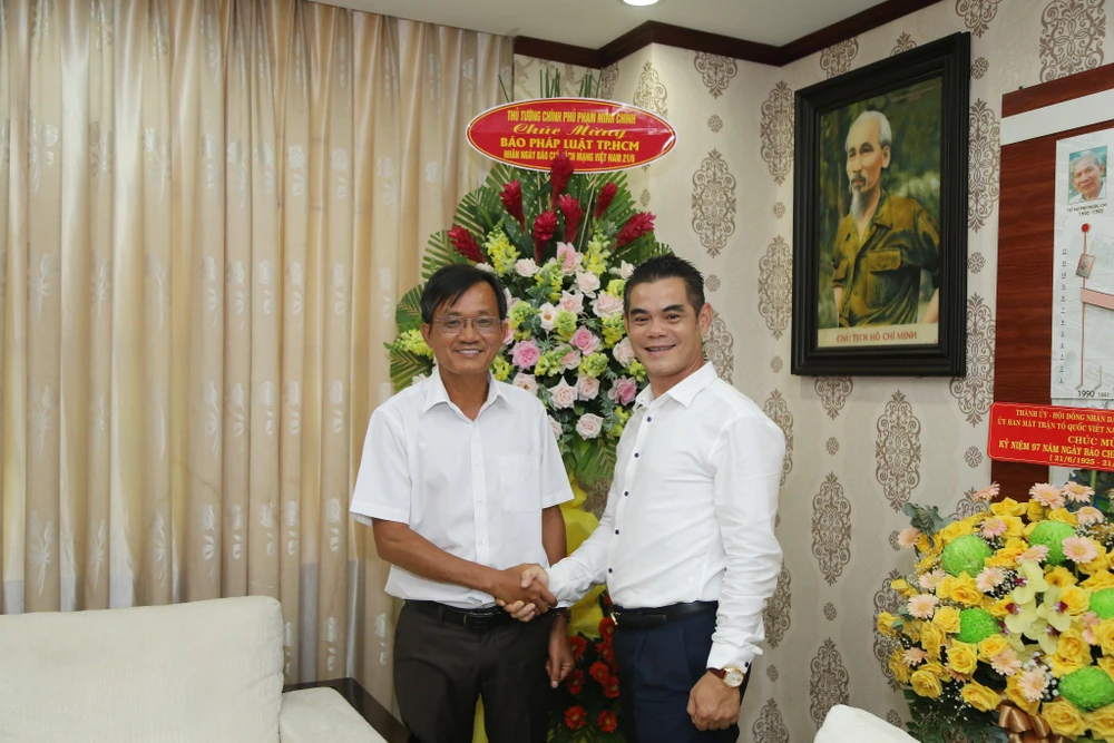 Đại diện Văn phòng Chính phủ đến thăm báo Pháp Luật TP.HCM. Ảnh: TRƯỜNG GIANG