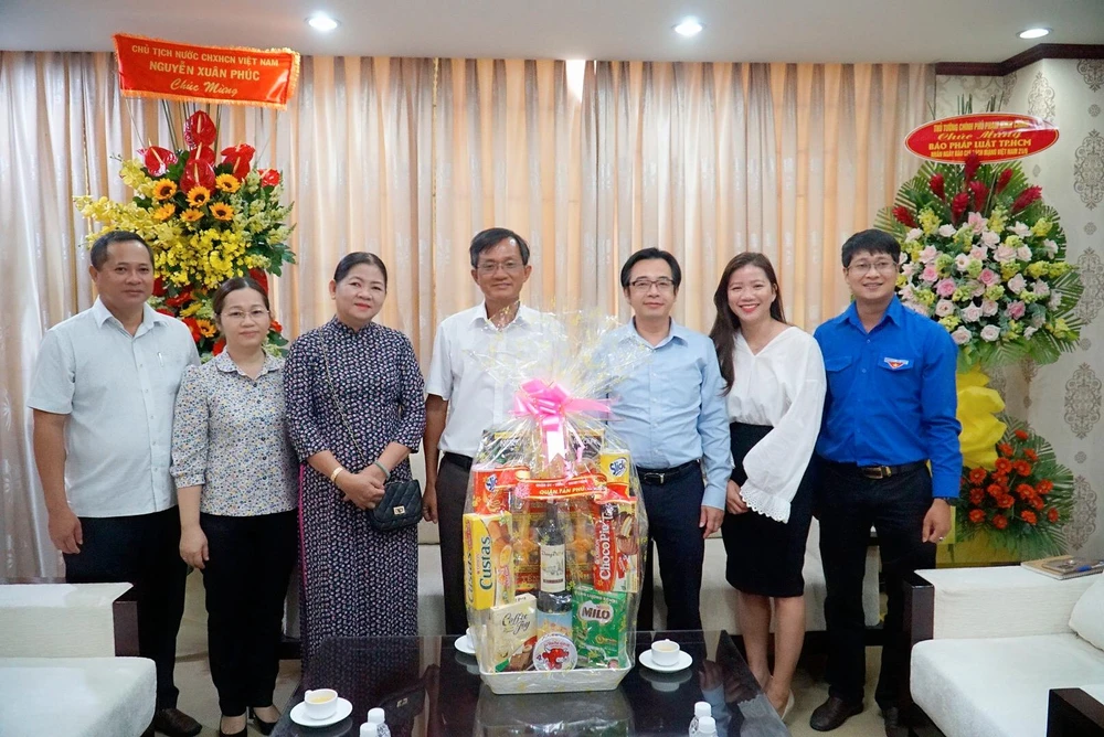 Lãnh đạo quận Tân Phú, TP.HCM đến thăm và chúc mừng Báo. Ảnh: BẢO PHƯƠNG