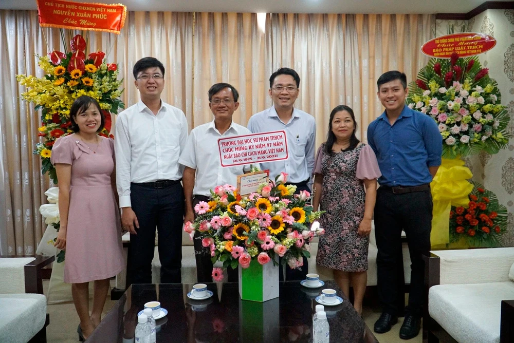 Đại điện trường đại học Sư Phạm TP.HCM đến thăm Báo. Ảnh: TRƯỜNG GIANG