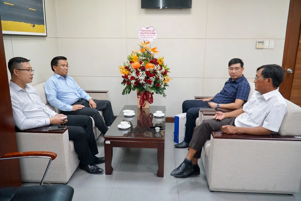 Đại diện trường đại học Luật TP.HCM đến thăm Báo. Ảnh: BẢO PHƯƠNG