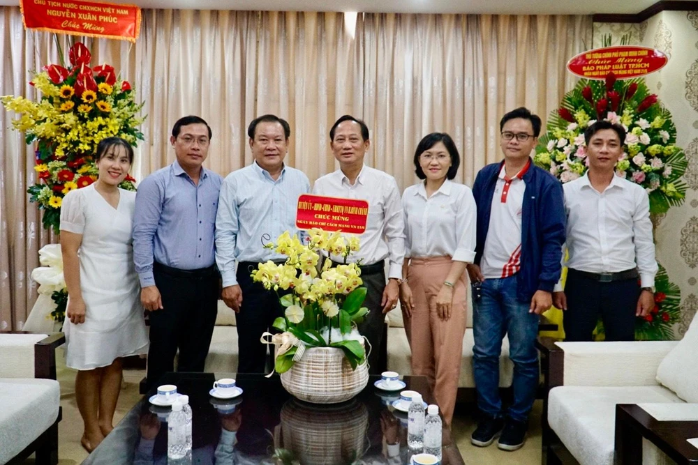 Lãnh đạo huyện Bình Chánh, TP.HCM đến thăm và chúc mừng Báo. Ảnh: BẢO PHƯƠNG