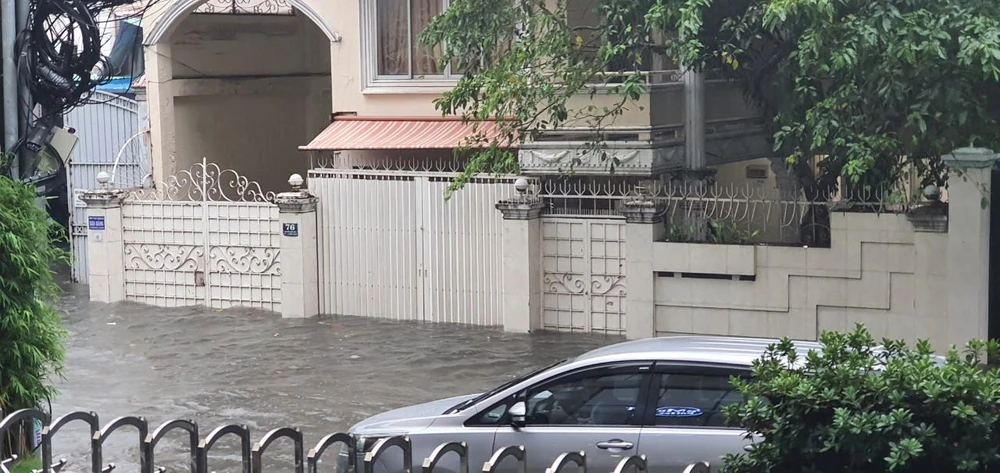 Mưa gây ngập đường phố ở quận Bình Thạnh, TP.HCM trưa 22-6. Ảnh: AH