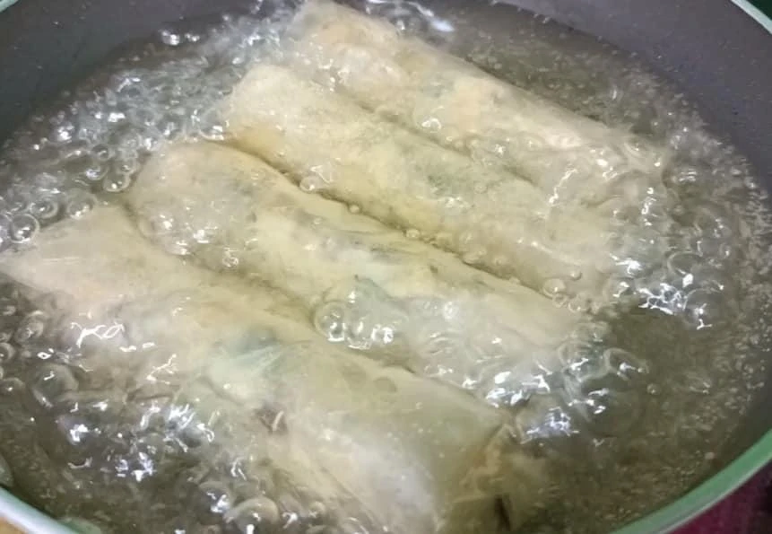 Tiêu thụ nhiều thức ăn chiên, xào có thể ảnh hưởng đến đường ruột. Ảnh: NV