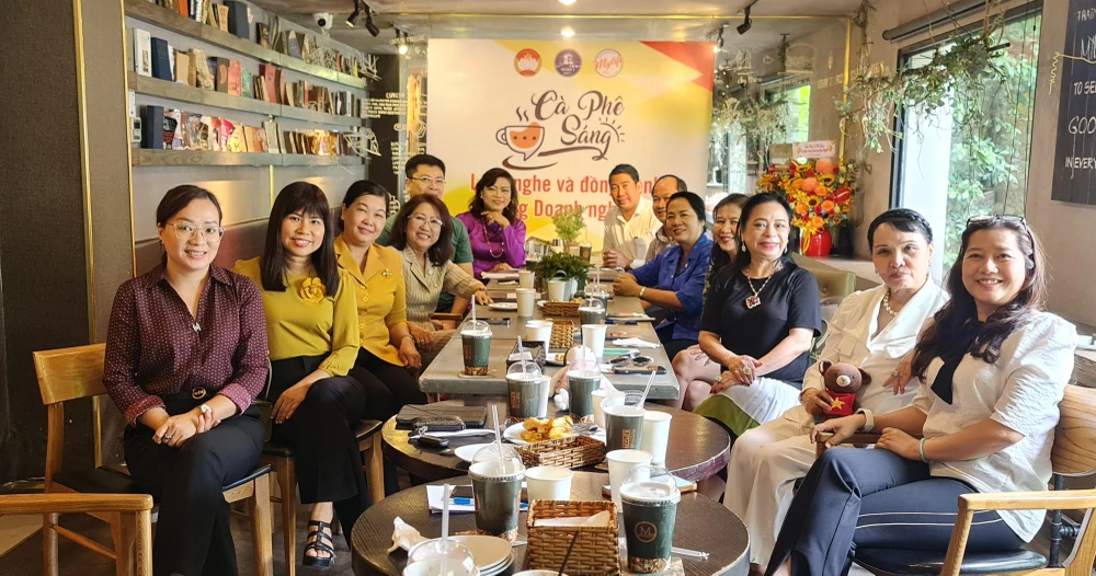 Lãnh đạo quận 1 trao đổi cùng các doanh nghiệp sáng 9-7. Ảnh: NGUYỄN CHÂU