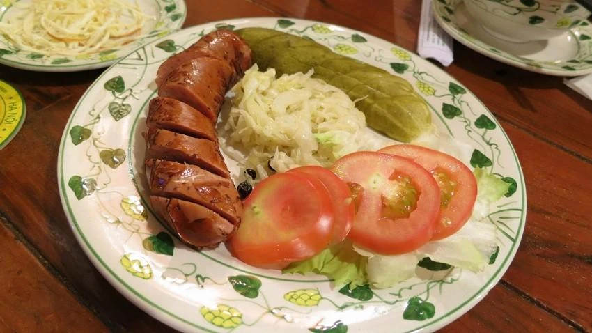 Ăn nhiều thức ăn chứa nhiều natri như xúc xích trong thời gian dài có thể gây tăng huyết áp. Ảnh: NV