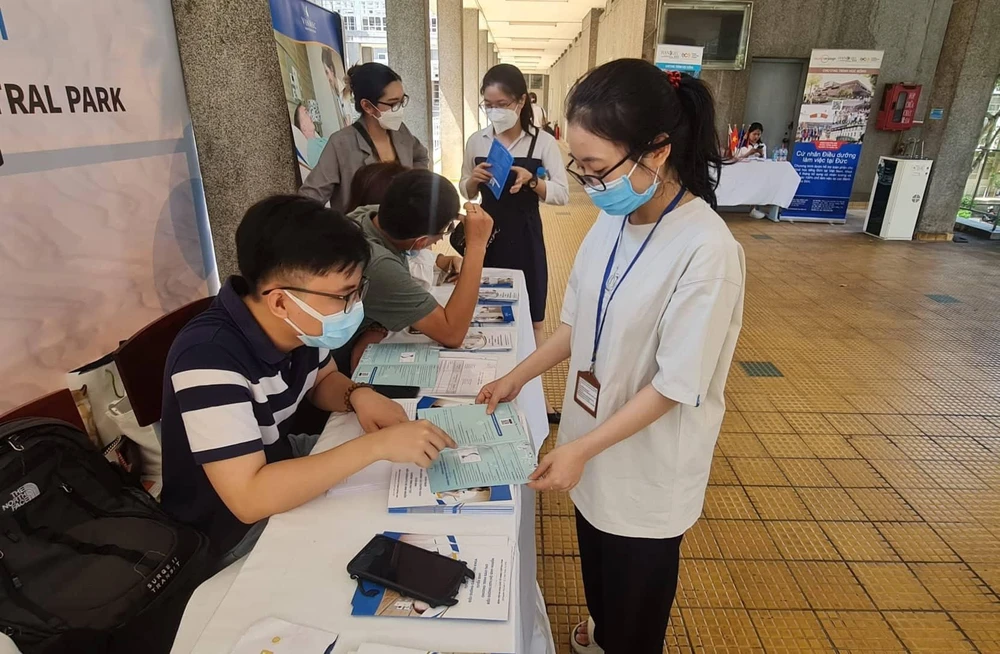Đơn vị tuyển dụng trao đổi nhu cầu về tuyển dụng cho các sinh viên. Ảnh: NGUYỄN CHÂU Đơn vị tuyển dụng trao đổi nhu cầu về tuyển dụng cho các sinh viên. Ảnh: NGUYỄN CHÂU
