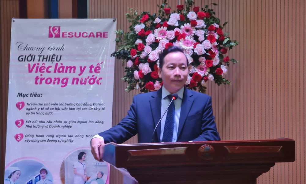 PGS-TS-BS Nguyễn Văn Chinh chia sẻ thông tin tại ngày hội việc làm. Ảnh: NGUYỄN CHÂU PGS-TS-BS Nguyễn Văn Chinh chia sẻ thông tin tại ngày hội việc làm. Ảnh: NGUYỄN CHÂU