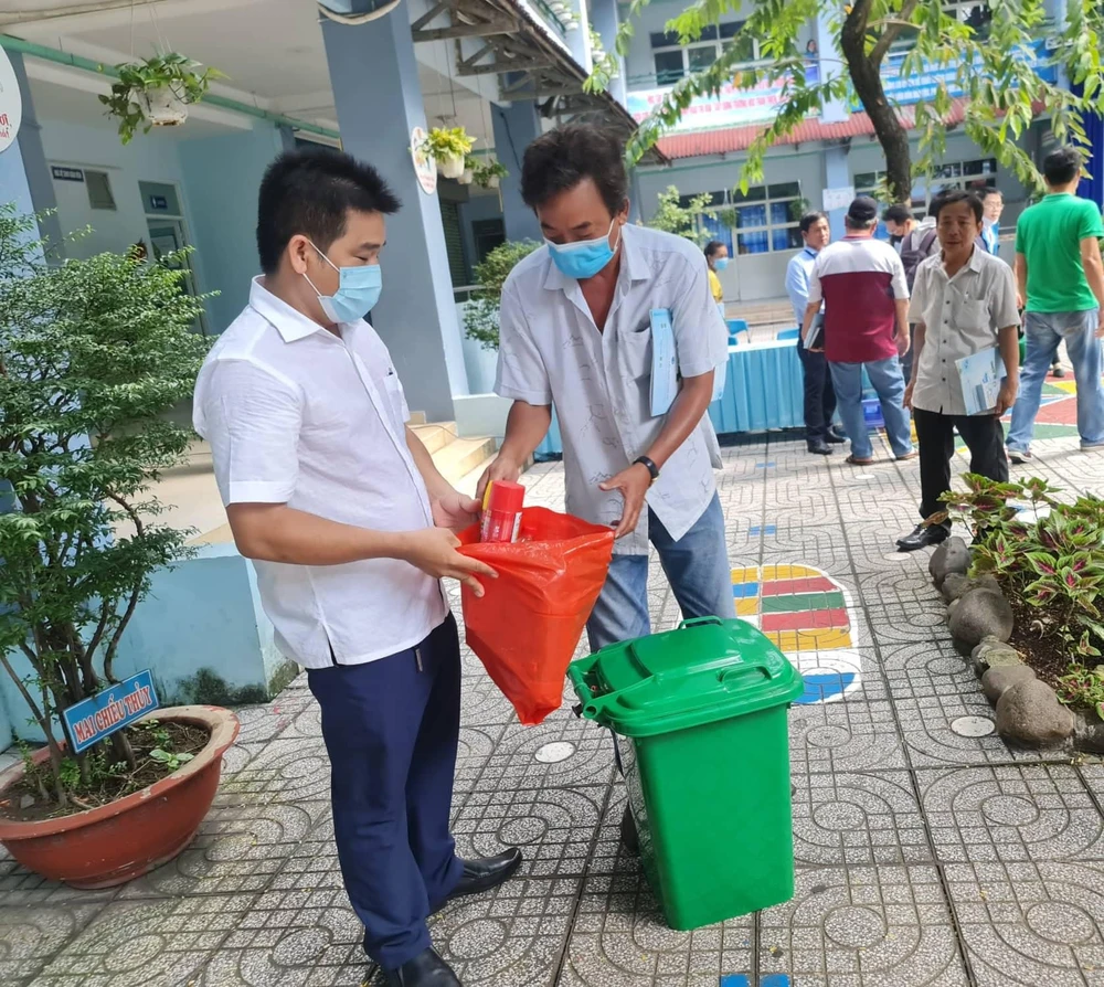 Chương trình đổi rác lấy quà diễn ra ở phường Tân Thới Nhất. Ảnh: NGUYỄN CHÂU