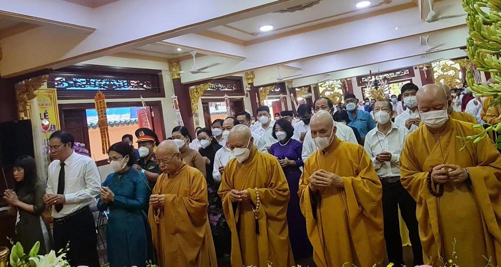 Thắp hương tưởng nhớ người mất do COVID-19. Ảnh: NV