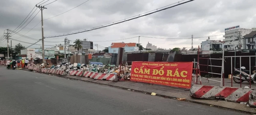 Mặc dù có biển cấm đổ rác nhưng nhiều người vẫn ngang nhiên đổ rác vô tội vạ.