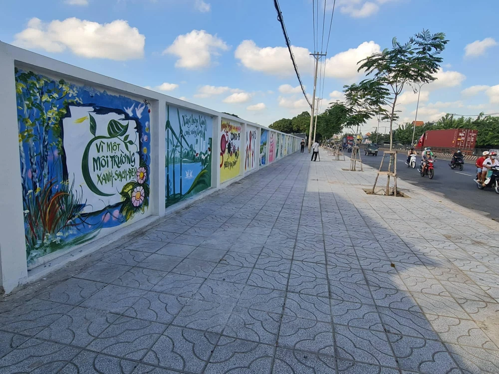 Nhiều bức tranh được vẽ với những thông điệp ý nghĩa.