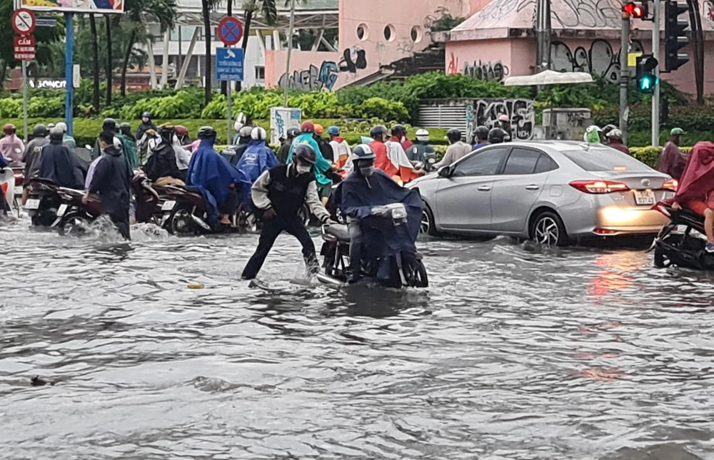 Ảnh hưởng của bão kèm theo triều cường có thể gây ngập nhiều nơi ở TP.HCM. Ảnh: NC
