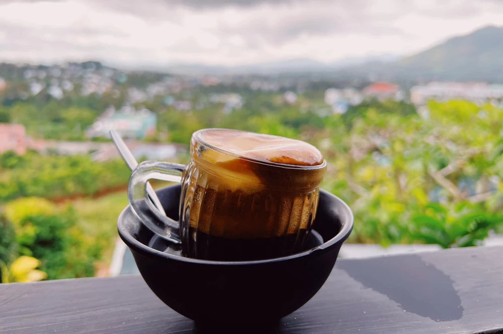 Uống nhiều cà phê sẽ không tốt cho xương. Ảnh: Đ.THẮNG