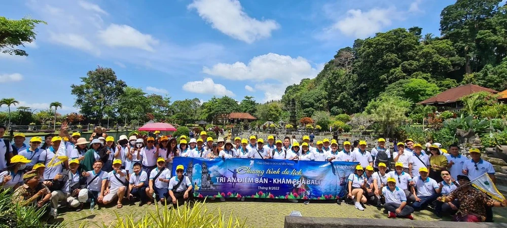 VinaPhone đưa các điểm bán có kết quả kinh doanh xuất sắc đi du lịch cùng nhau tới Bali