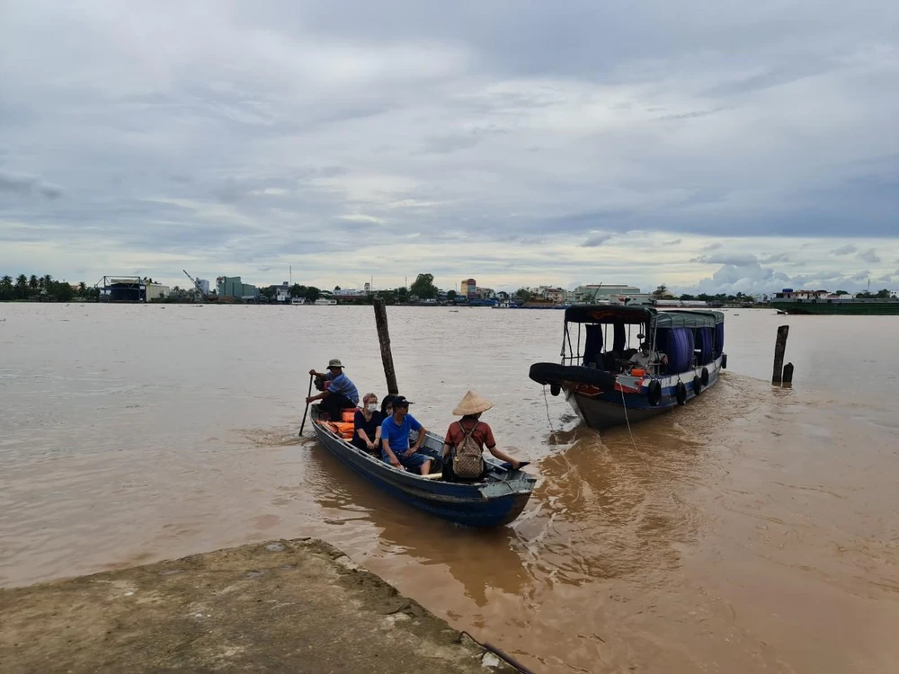 Du khách sẽ di chuyển qua Cồn bằng xuồng máy hoặc tàu du lịch Du khách sẽ di chuyển qua Cồn bằng xuồng máy hoặc tàu du lịch