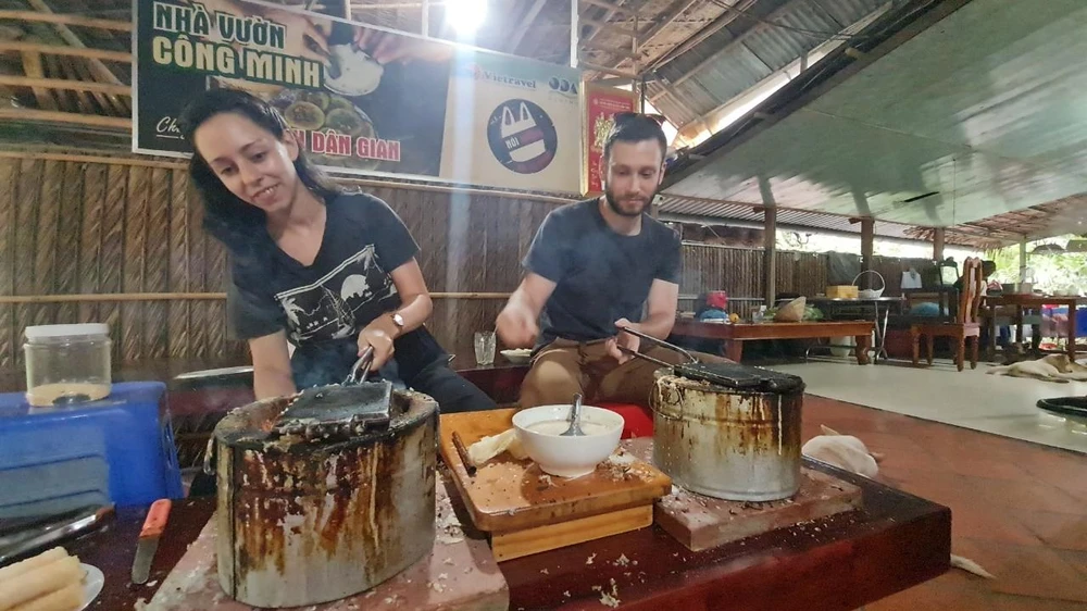 Du khách được tự tay làm các loại bánh dân gian. Du khách được tự tay làm các loại bánh dân gian.