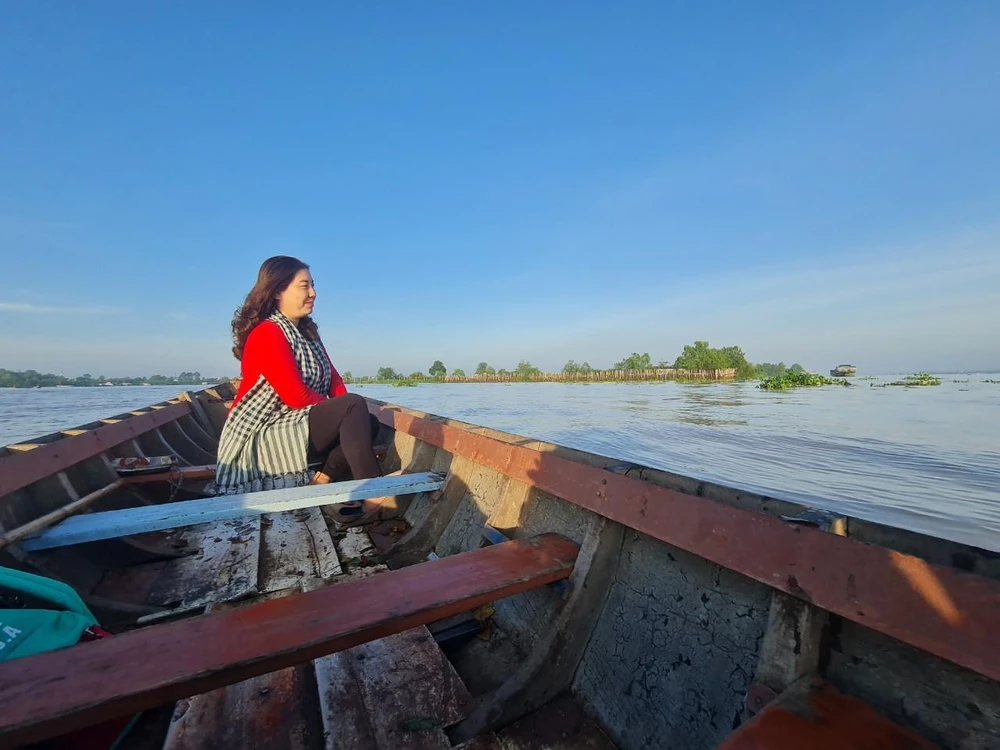 Trải nghiệm đi thuyền trên sông ở Cồn Sơn. Trải nghiệm đi thuyền trên sông ở Cồn Sơn.