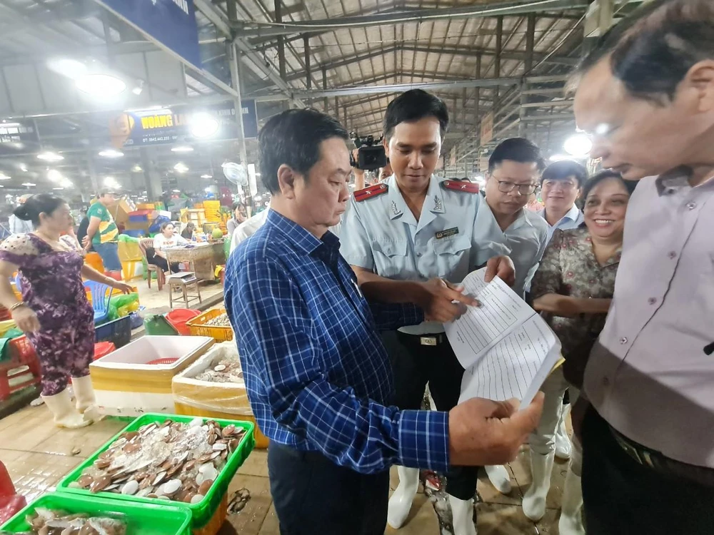 Đoàn khảo sát kiểm tra sổ sách.