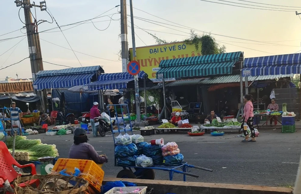 Chợ tự phát lấn chiếm vỉa hè.