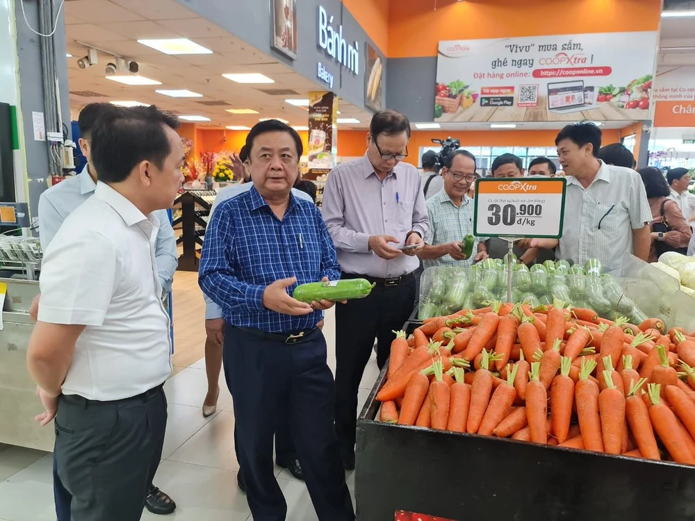 Đoàn khảo sát tại siêu thị Co.op Extra Linh Trung