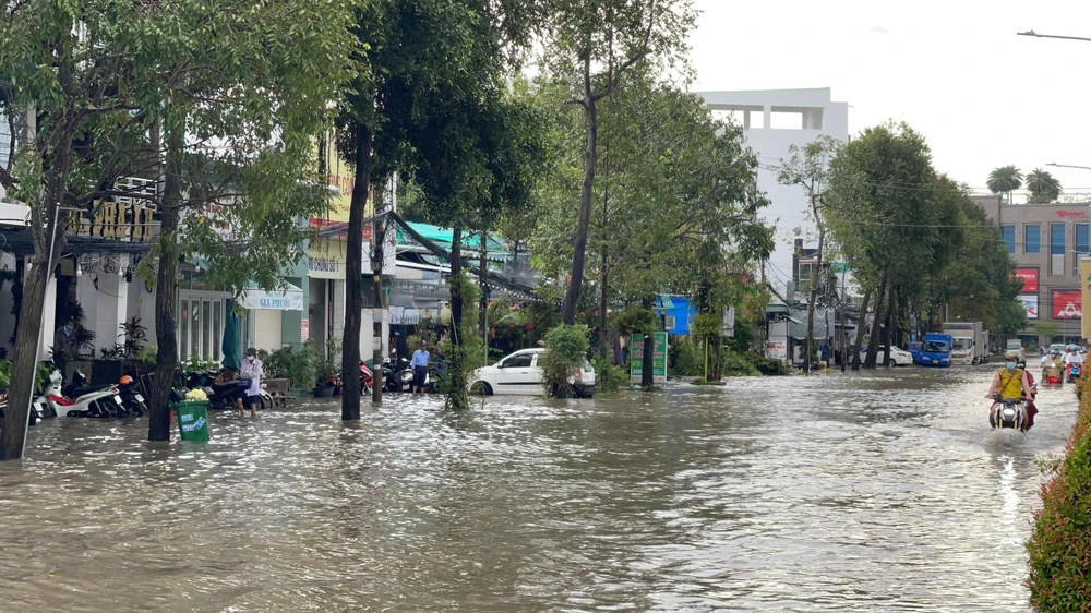 Một tuyến đường tại TP.HCM ngập nặng do triều cường