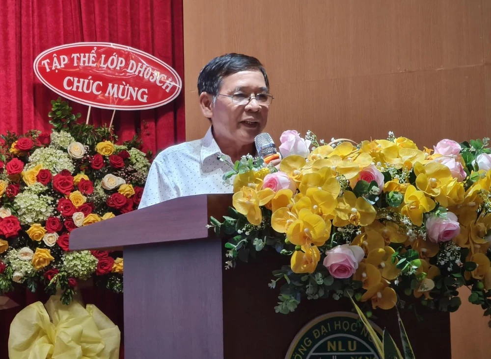 TS Đinh Quang Diệp phát biểu tại lễ kỷ niệm 20 năm thành lập Bộ môn Cảnh quan và Kỹ thuật Hoa viên. Ảnh: NGUYỄN CHÂU