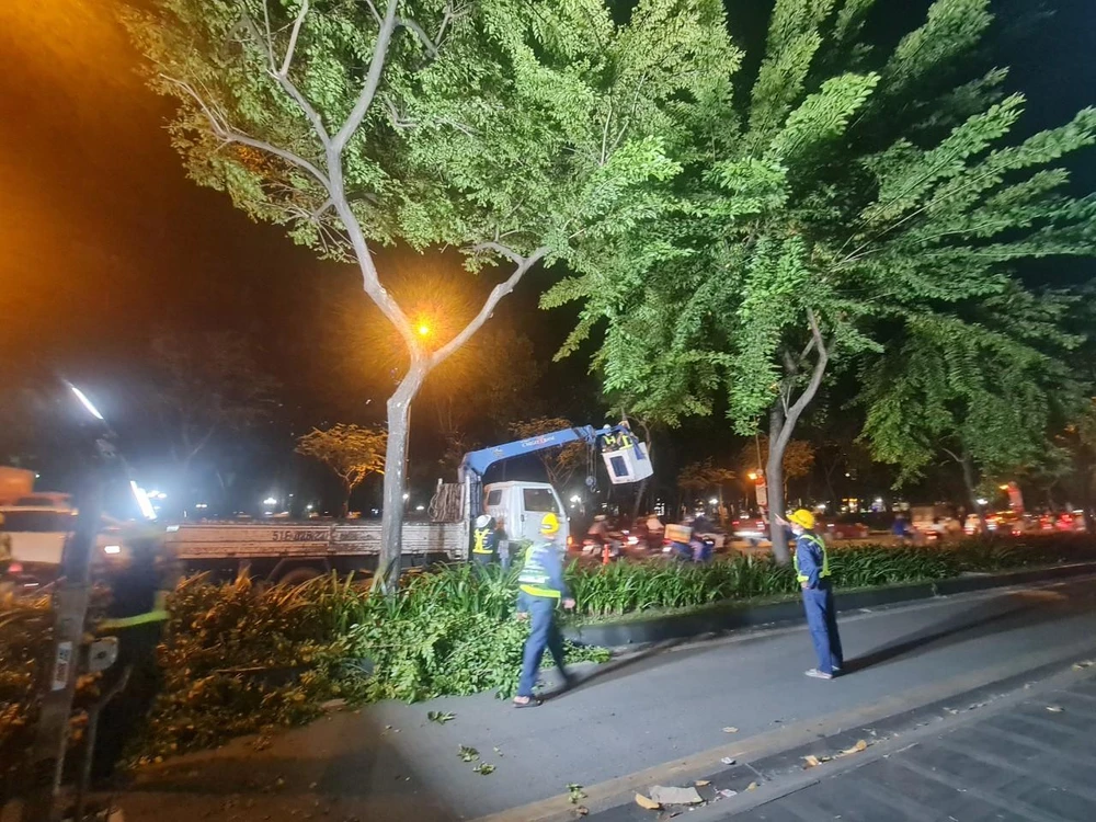 Công ty trang bị thêm hệ thống chiếu sáng tại nơi làm việc.