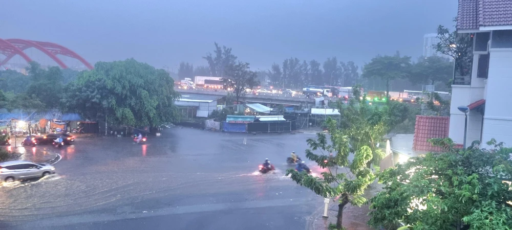 Mưa lớn gây ngập ở TP.HCM chiều 22-11. Ảnh: HH