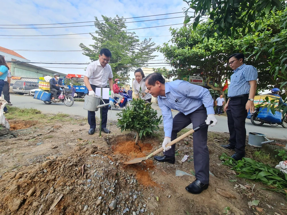 Lãnh đạo huyện Bình Chánh trồng cây xanh