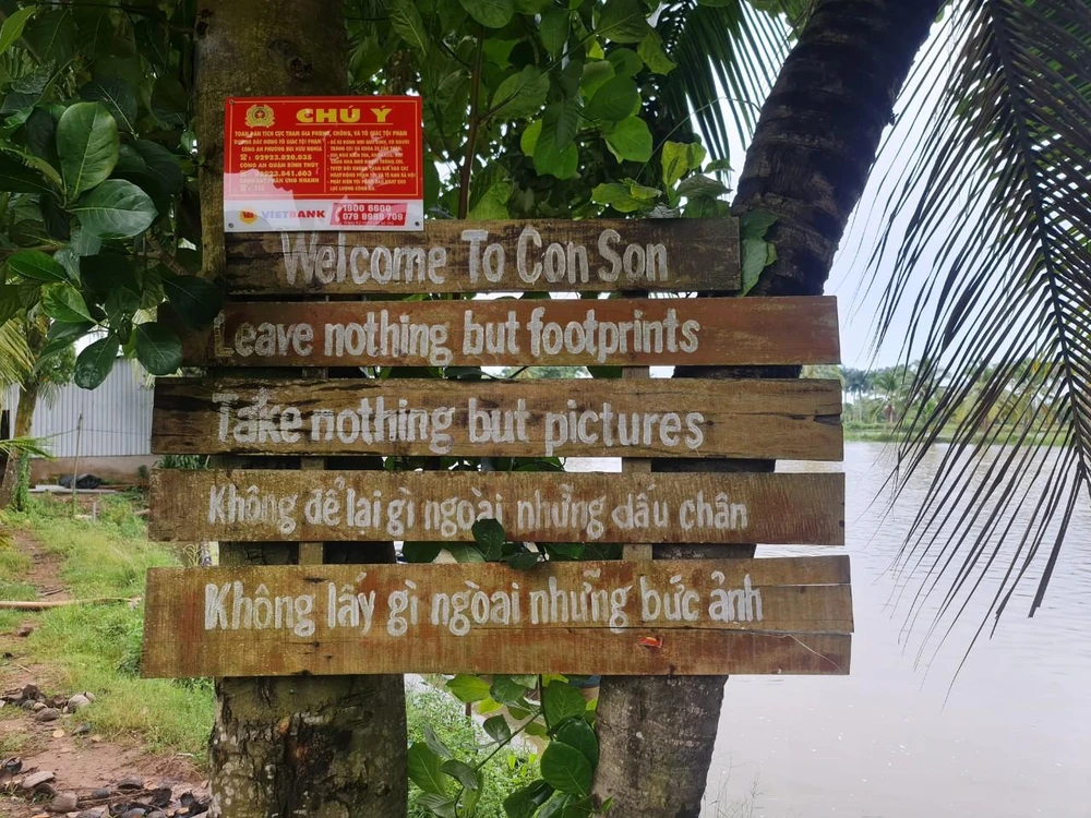 Tấm biển truyền đến thông điệp cho du khách là không mang rác thải nhựa đến Cồn