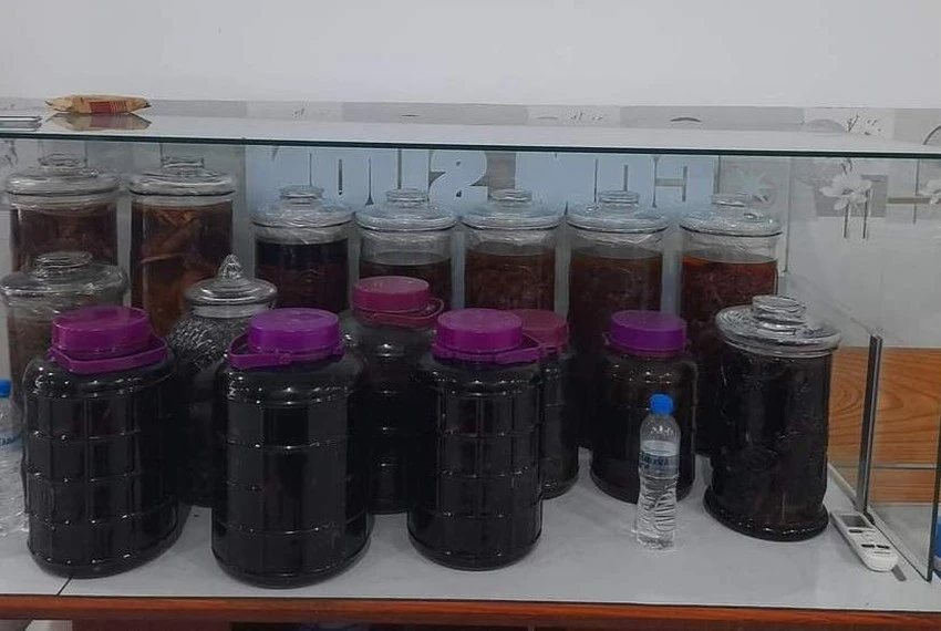 Nhiều cửa hàng bán lẻ rượu vẫn bán rượu cho trẻ vị thành niên. Ảnh: NV