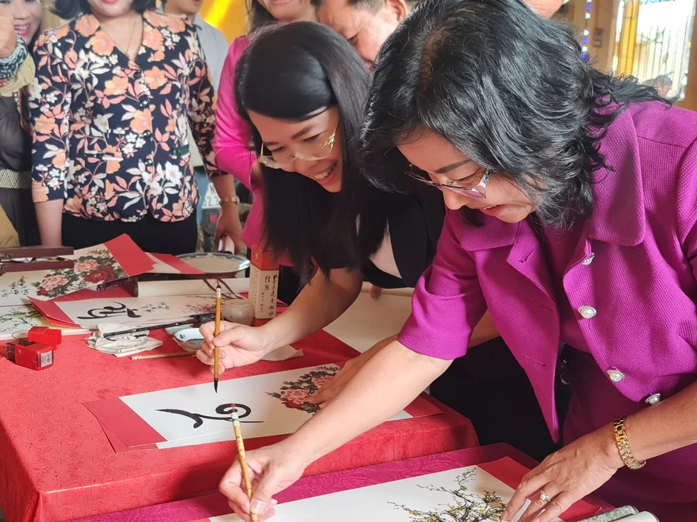 Bà Nguyễn Thị Ánh Hoa trải nghiệm họa pháp tại Đình Bình Trị Đông