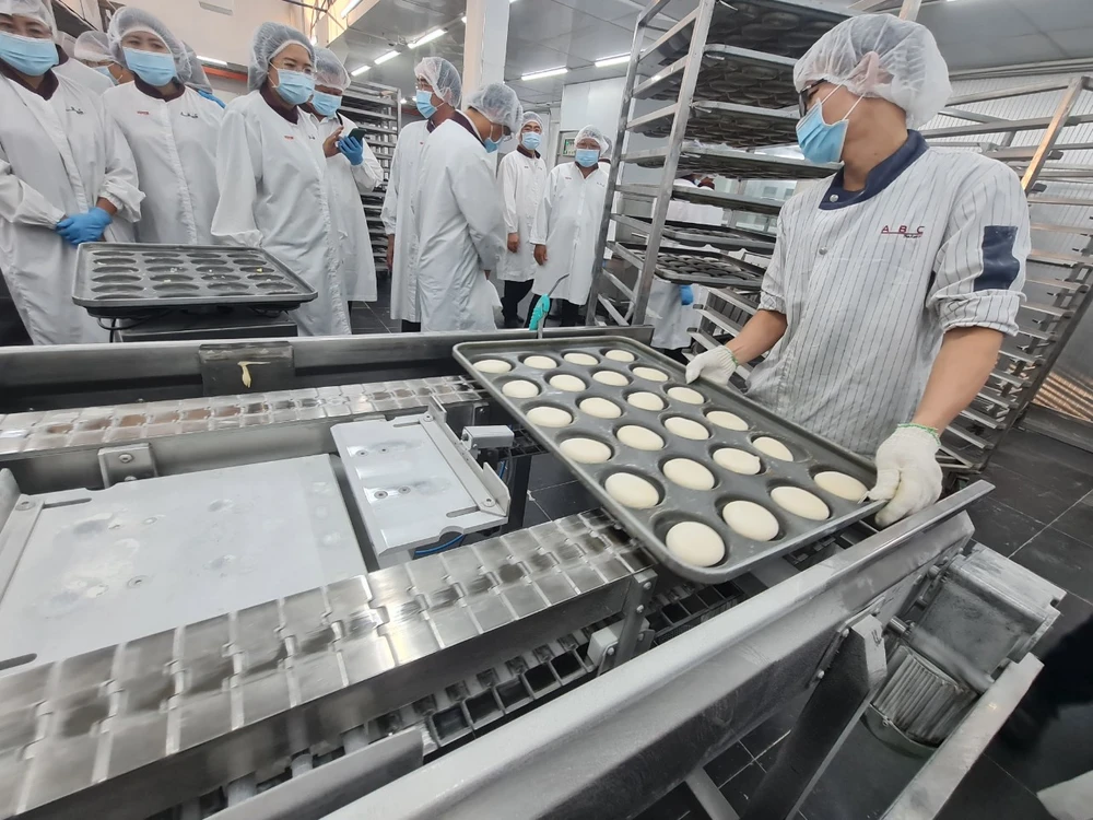 Các đại biểu tham quan xưởng làm bánh ABC, tìm hiểu quy trình sản xuất bánh của một thương hiệu Việt nổi tiếng