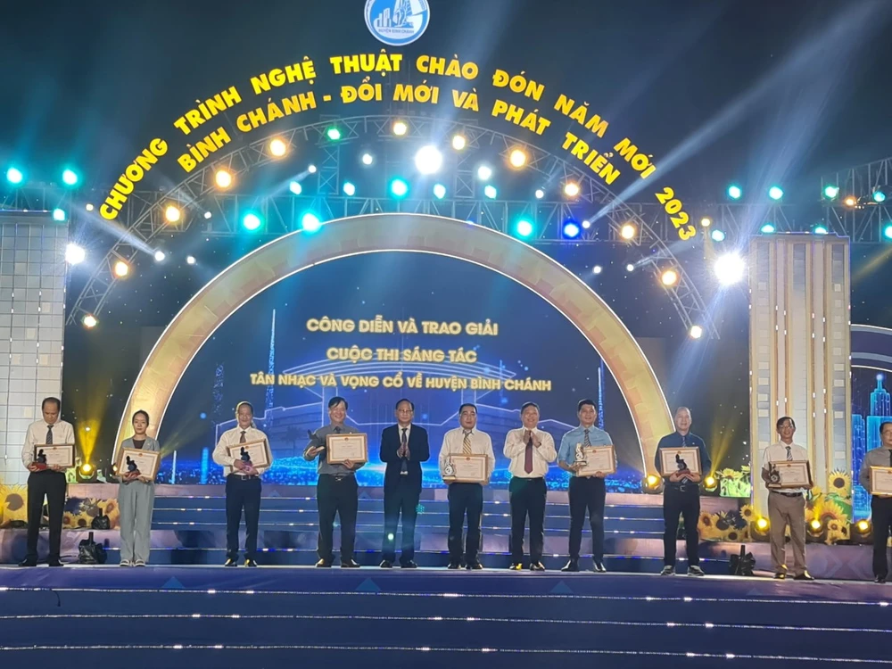 Ông Trần Văn Nam, Bí thư huyện ủy huyện Bình Chánh (áo vest) trao giải cuộc thi sáng tác tân nhạc và vọng cổ về huyện Bình Chánh. Ảnh: CN