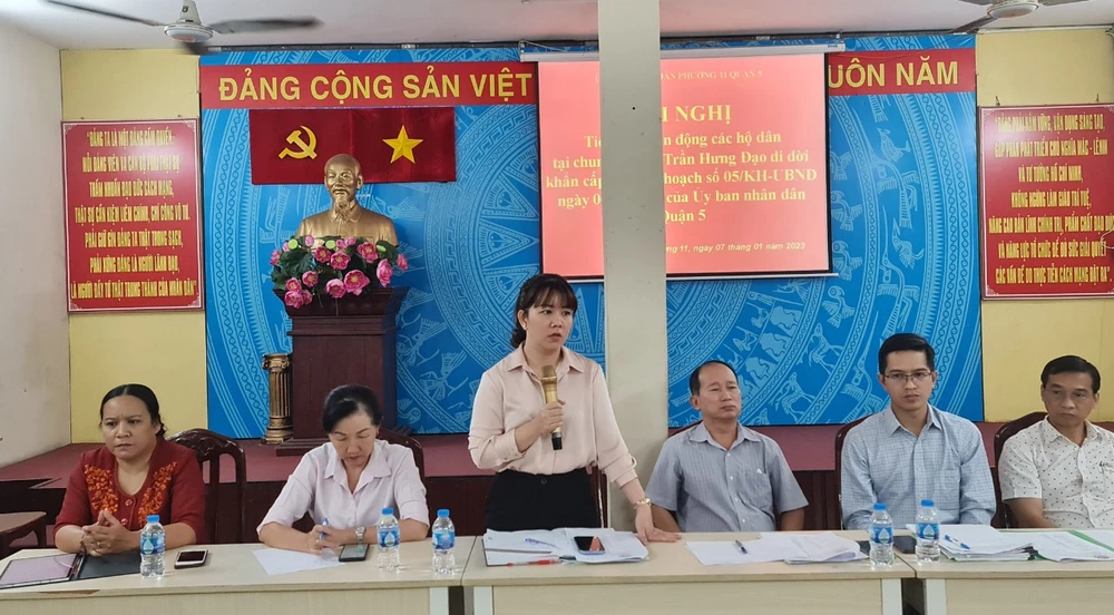 Lãnh đạo phường 11, quận 5 tiếp xúc, vận động các cư dân sớm di dời ra khỏi chung cư cũ. Ảnh: NGUYỄN CHÂU