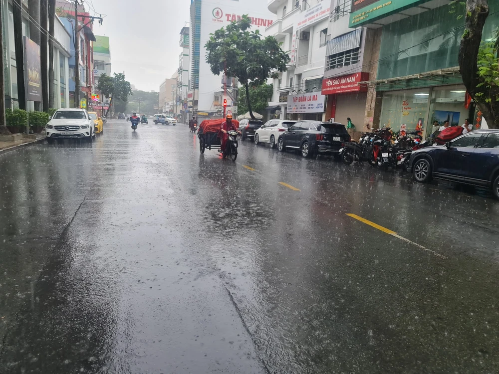 Mưa xuất hiện ở quận Tân Bình, TP.HCM chiều 9-1. Ảnh: NC