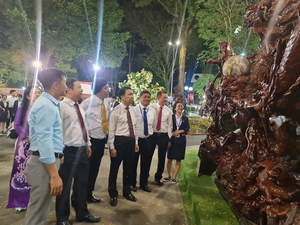 Lãnh đạo TP.HCM thưởng thức tác phẩm "Ngũ Long Tranh Châu"