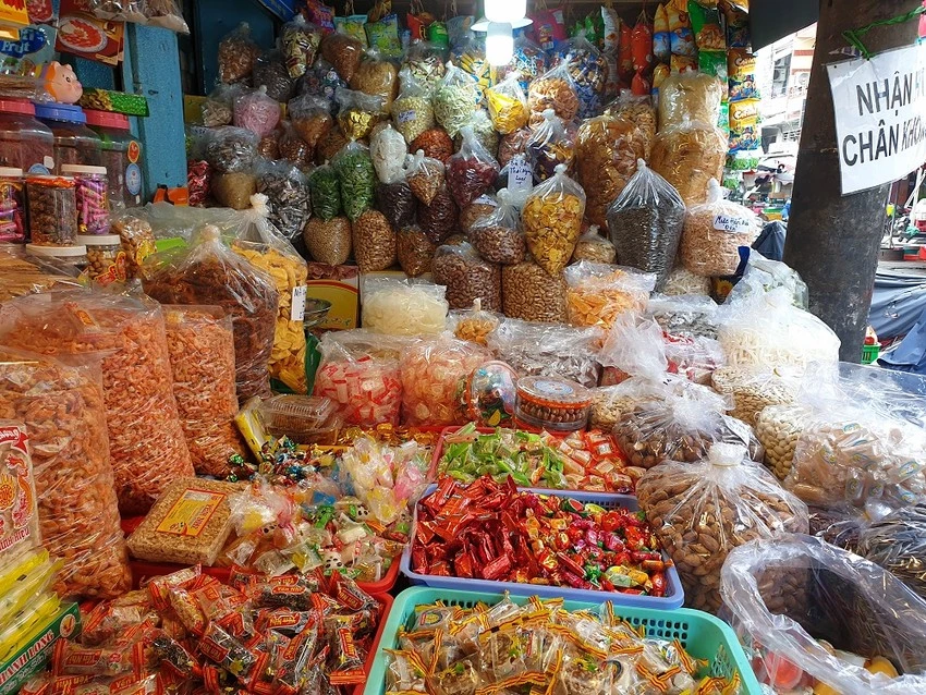 Không nên mua những sản phẩm bánh mứt không rõ nguồn gốc xuất xứ. Ảnh: NGUYÊN VÕ