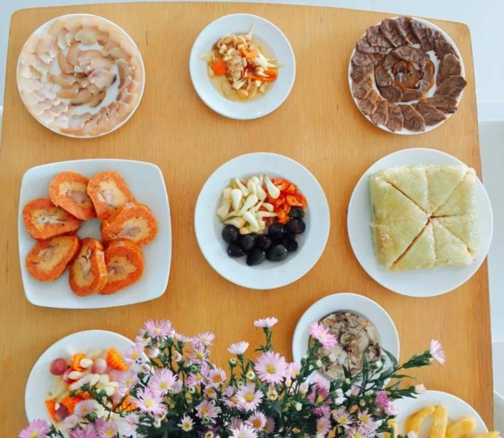 Tiêu thụ nhiều bánh chưng, đồ ăn chiên, rán có thể ảnh hưởng đến sức khỏe. Ảnh: TQ