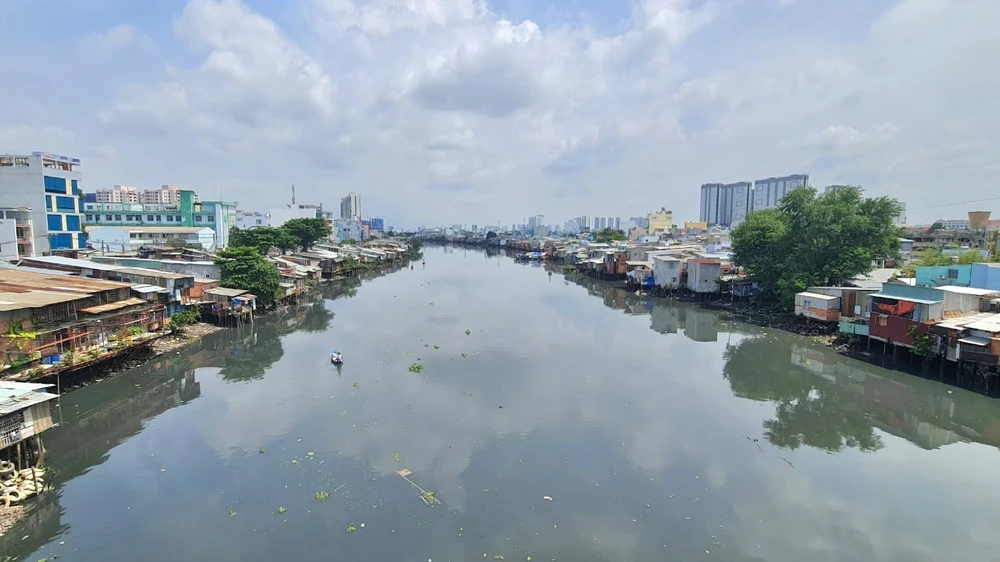 TP chủ động thực hiện sớm việc nạo vét kênh, ao, hồ, sông để tích trữ nước. Ảnh: NGUYỄN CHÂU