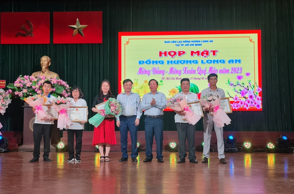 Ông Nguyễn Văn Út, Chủ tịch UBND tỉnh Long An tặng bằng khen cho các cá nhân, tập thể có thành tích tiêu biểu trên địa bàn tỉnh. Ảnh: NV