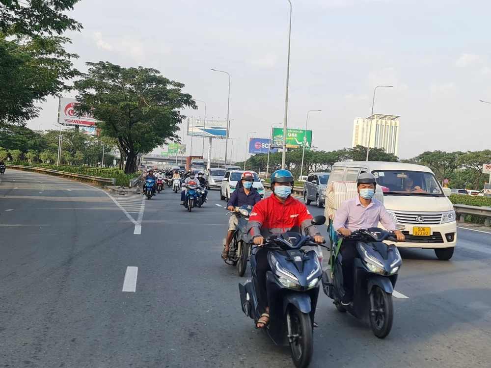 Tình trạng nắng nóng kéo dài ở TP.HCM. Ảnh: NGUYỄN CHÂU