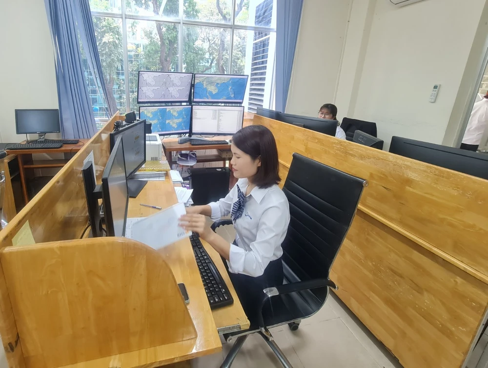 Các dự báo viên tại Đài KTTV khu vực Nam bộ làm việc xuyên suốt. Ảnh: NC