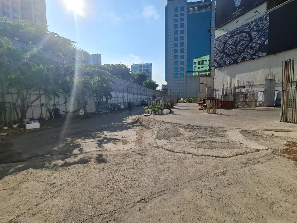 Bên trong khu đất 2-4-6 Nguyễn Huệ.