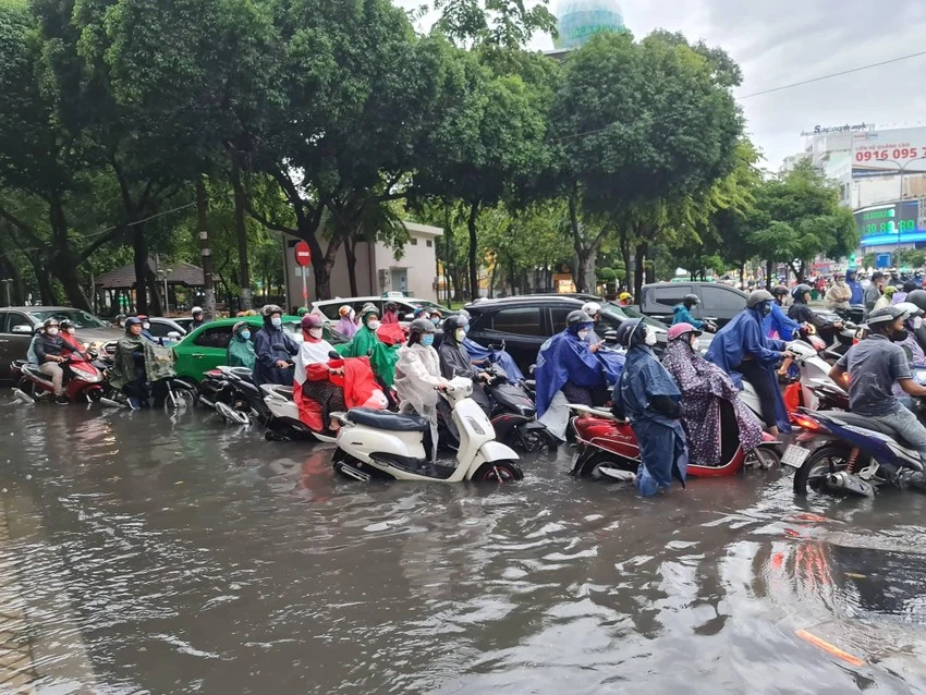 Mưa lớn gây ngập ở TP.HCM. Ảnh: NGUYỄN CHÂU