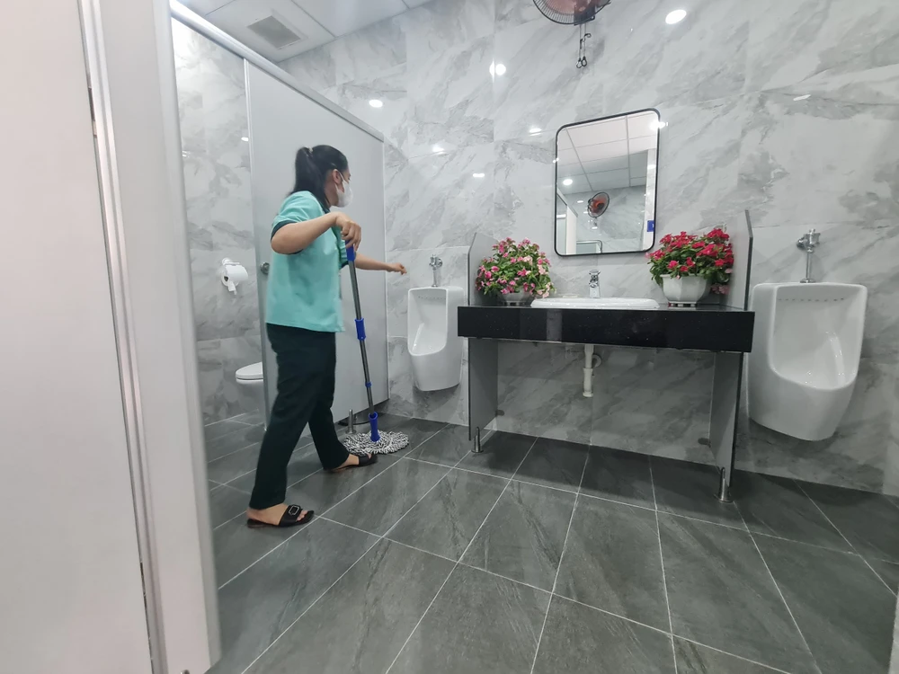 Công nhân vệ sinh liên tục để đảm bảo vệ sinh cho người sử dụng. Ảnh: NC