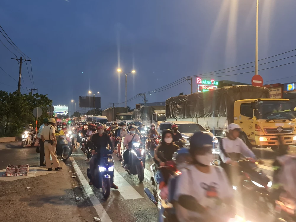 Khoảng 18 giờ 30 phút lượng xe lưu thông đông đúc. Ảnh: NGUYỄN CHÂU