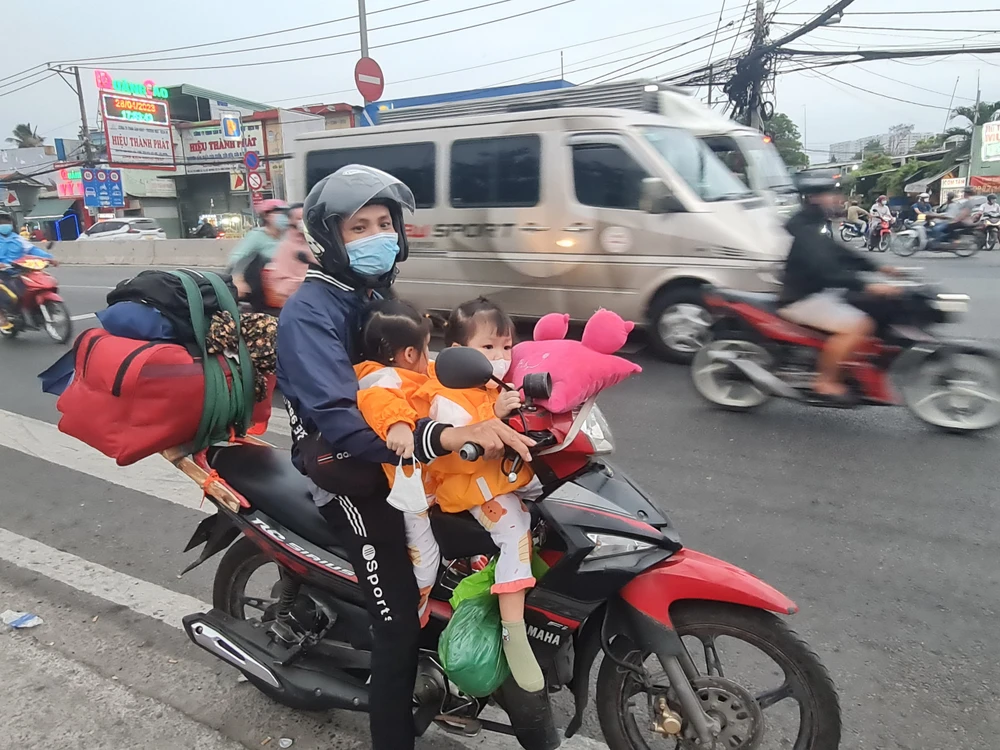 Người dân tranh thủ về quê. Ảnh: NGUYỄN CHÂU