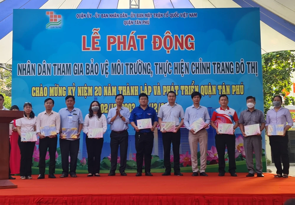 UBND quận Tân Phú phát động người dân tham gia bảo vệ môi trường, thực hiện chỉnh trang đô thị. Ảnh: NC